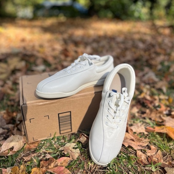 🆕Easy Spirit Women’s White Leather sneakers/tennis shoes - Picture 3 of 6